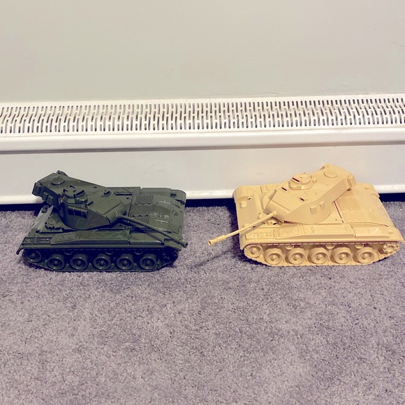 Model Tank Set - Picture 2 of 4